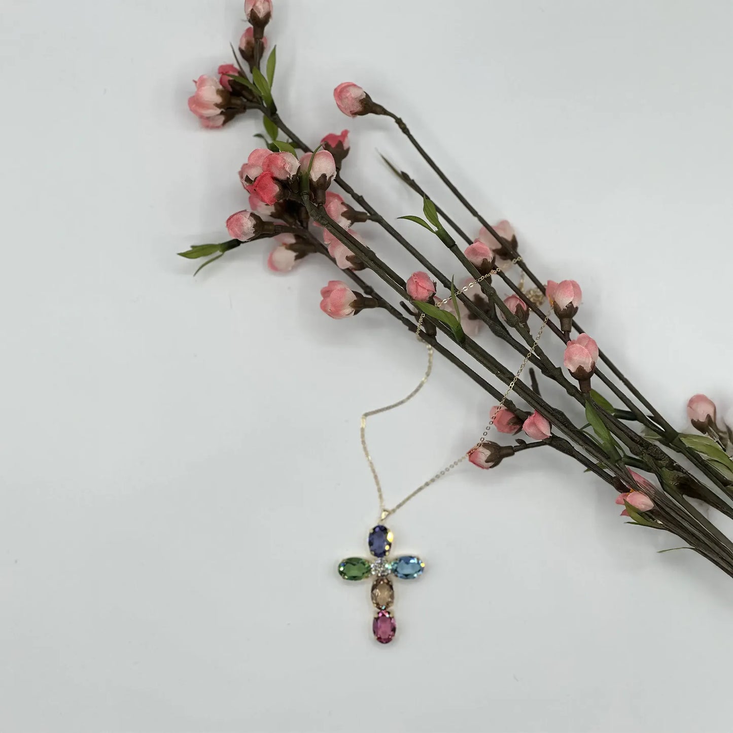 Collana con ciondolo a croce in pietre naturali