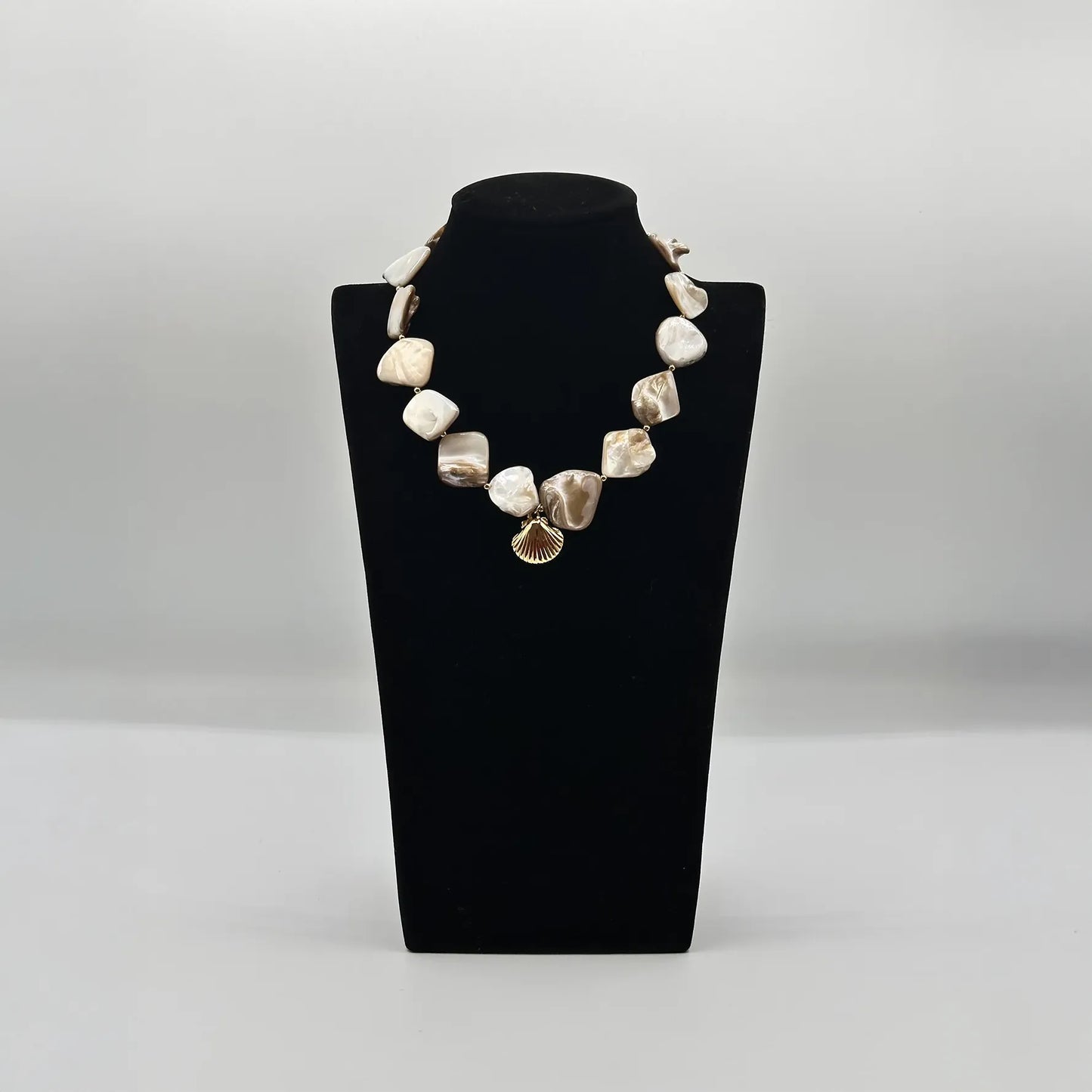 Collana in pietre naturali con conchiglia dorata