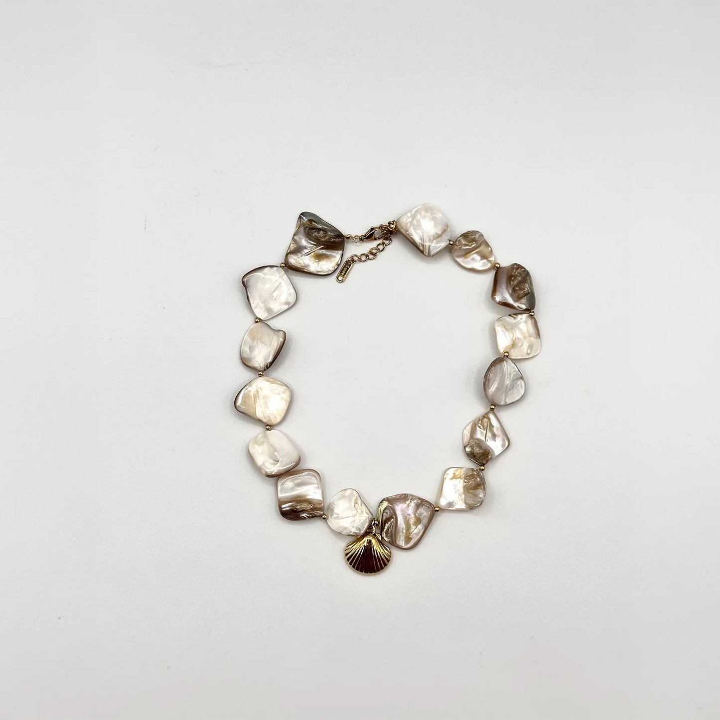 Collana in pietre naturali con conchiglia dorata