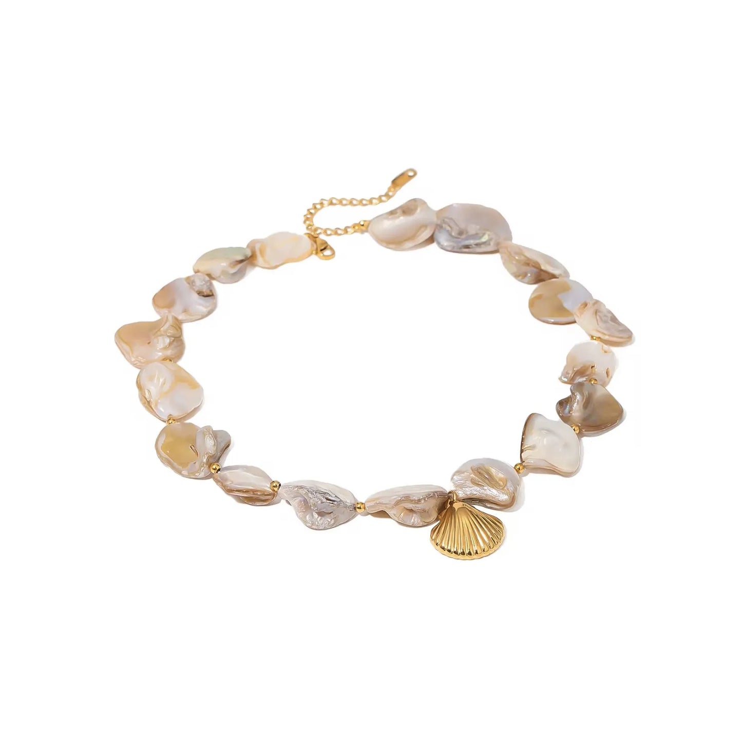 Collana in pietre naturali con conchiglia dorata