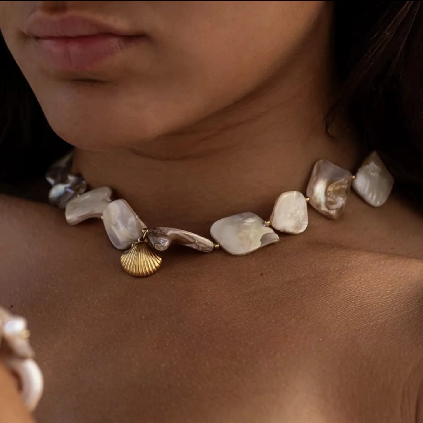 Collana in pietre naturali con conchiglia dorata