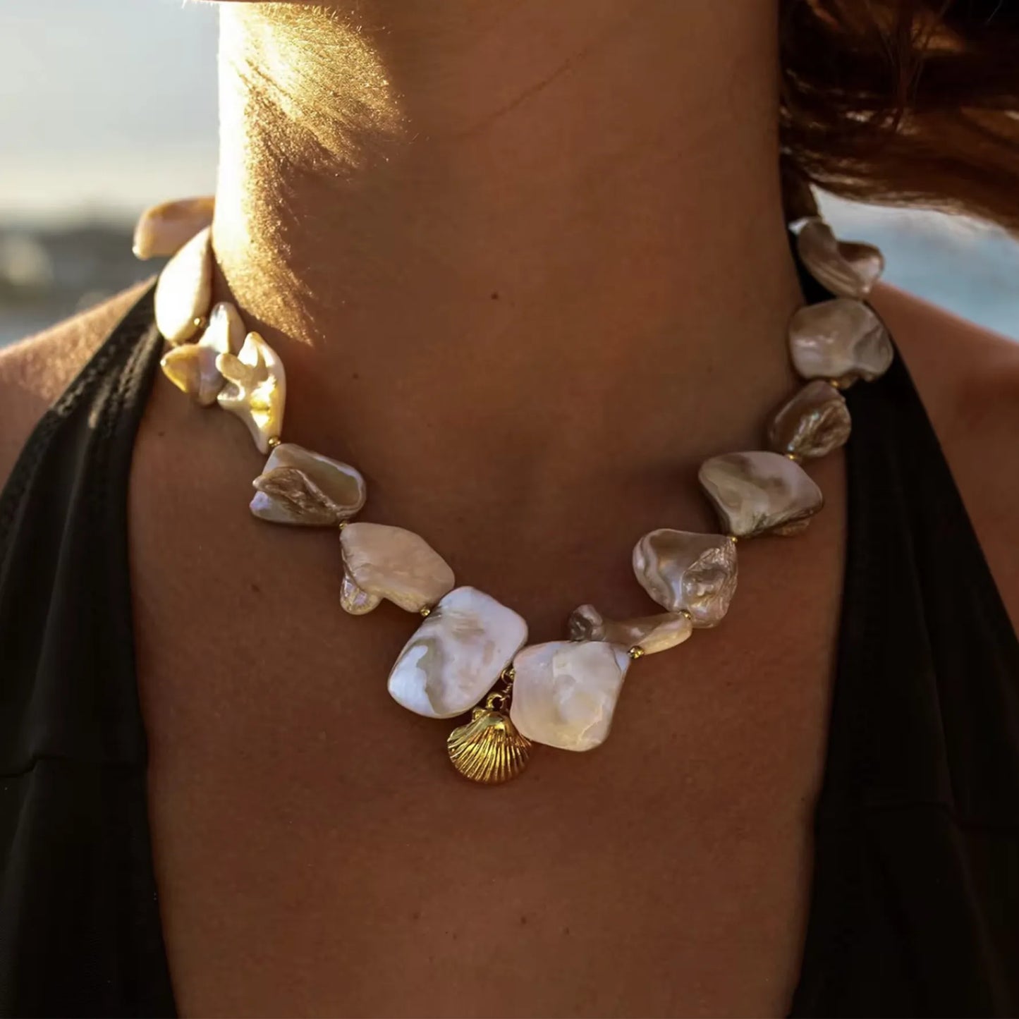 Collana in pietre naturali con conchiglia dorata