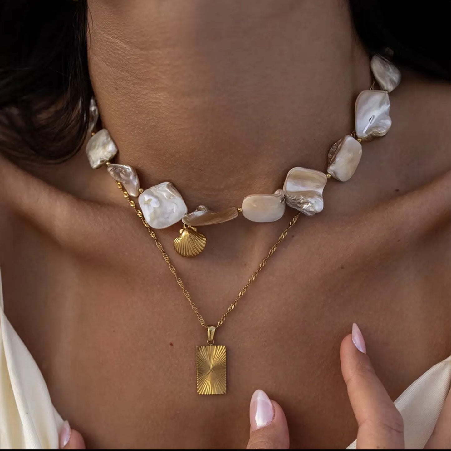 Collana in pietre naturali con conchiglia dorata