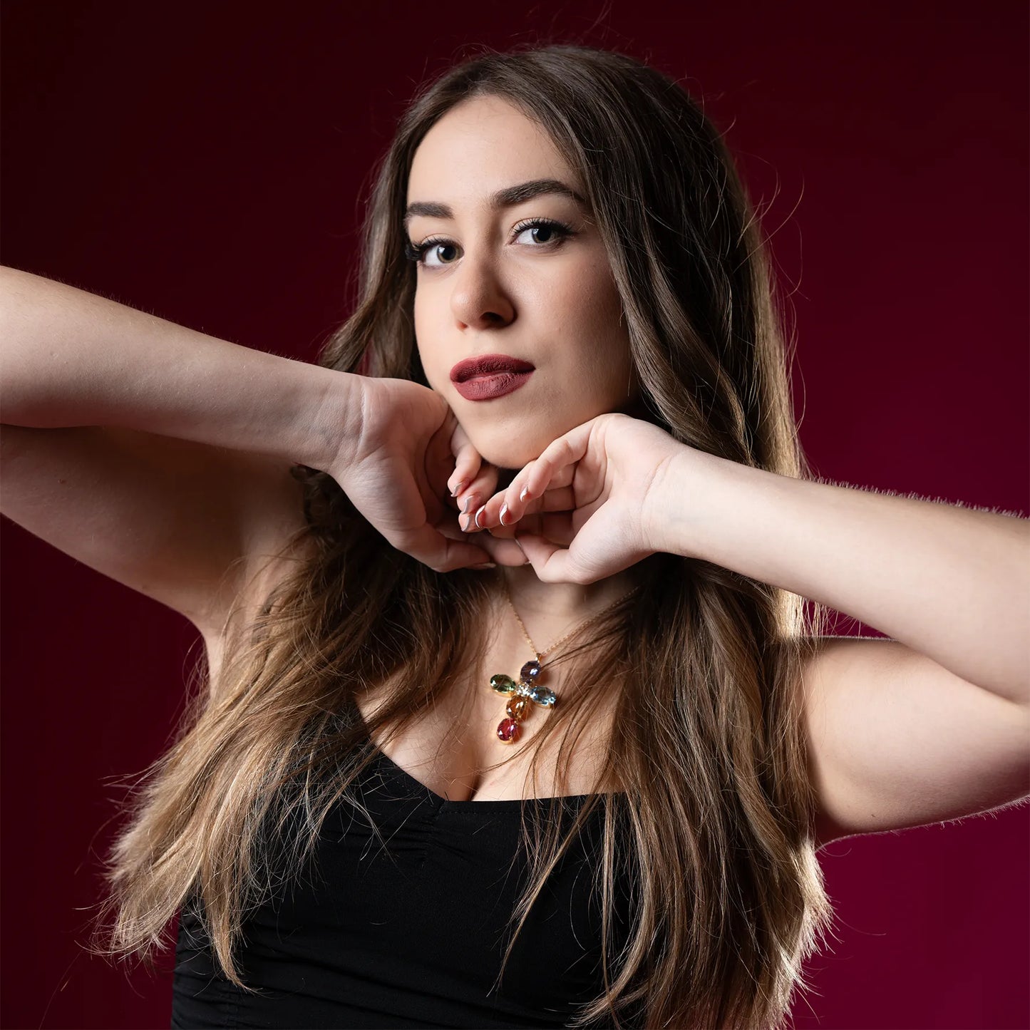 Collana con ciondolo a croce in pietre naturali