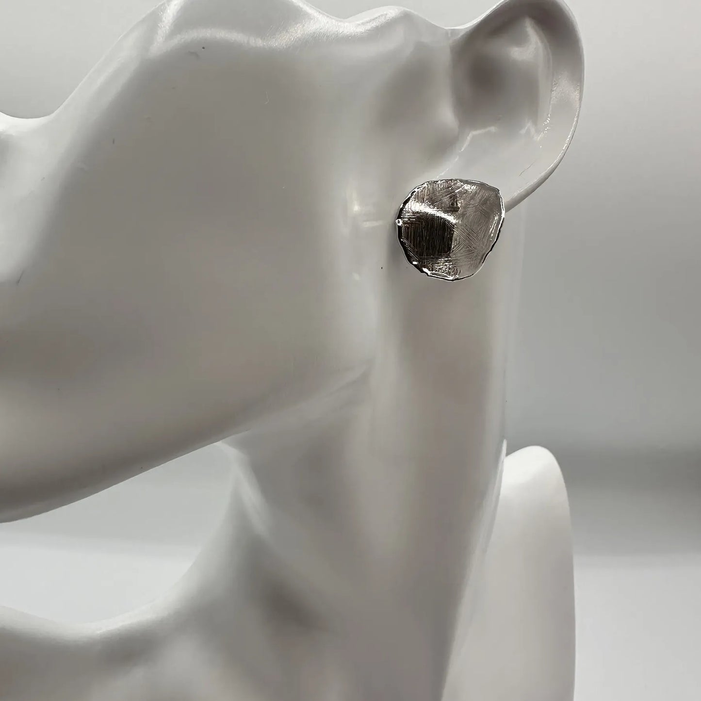 Orecchini artigianali in argento tondi design irregolare