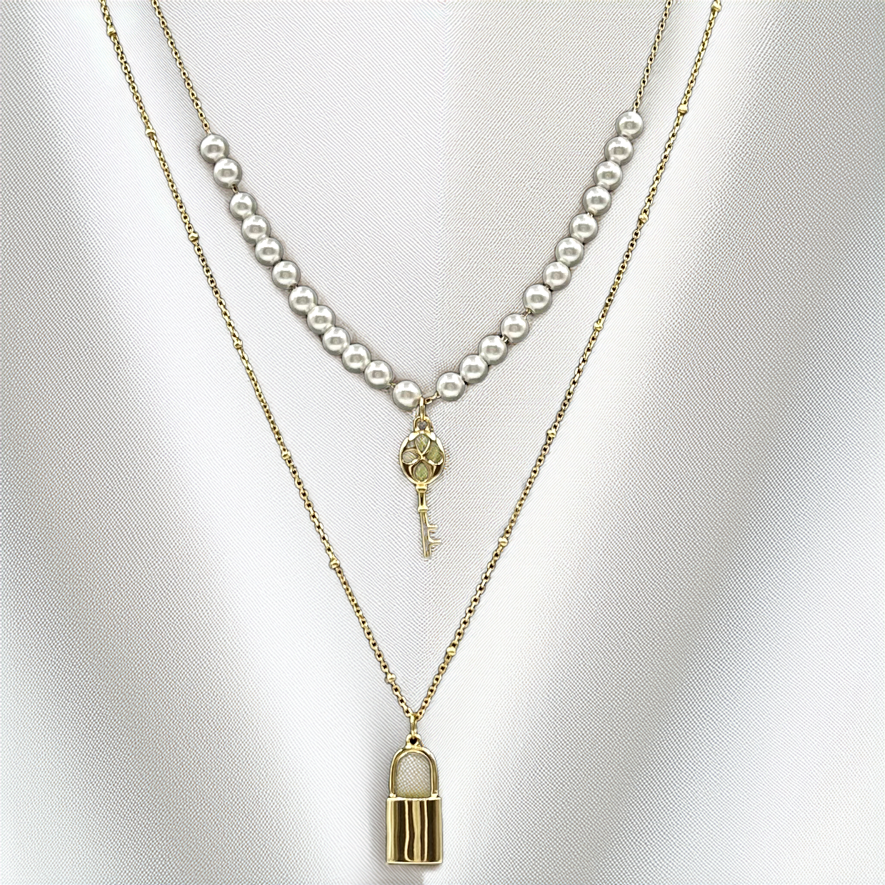 Collana multilivello in argento con perle di fiume lucchetto e chiave pendente