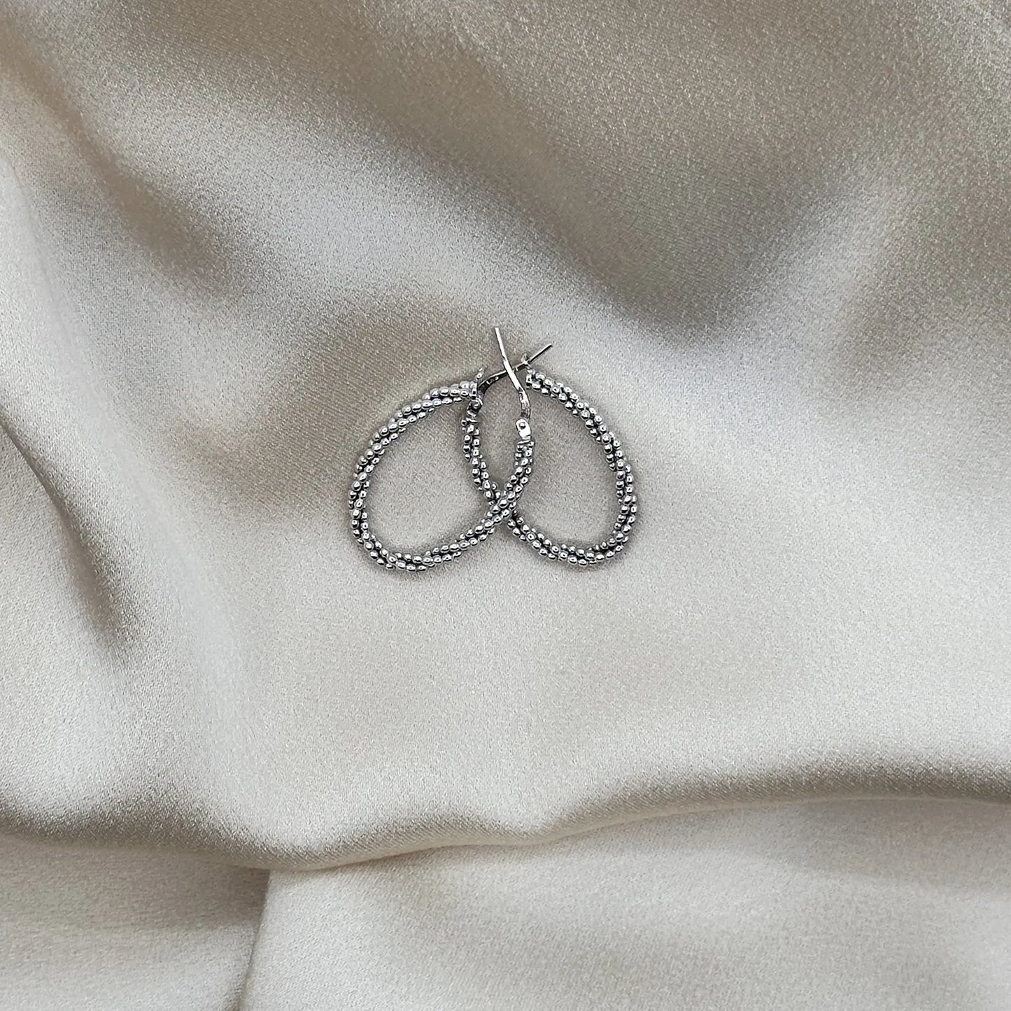 Orecchino ad anella in argento con strass