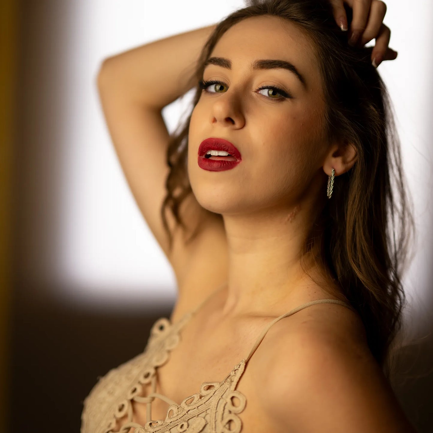 Orecchino ad anella in argento con strass