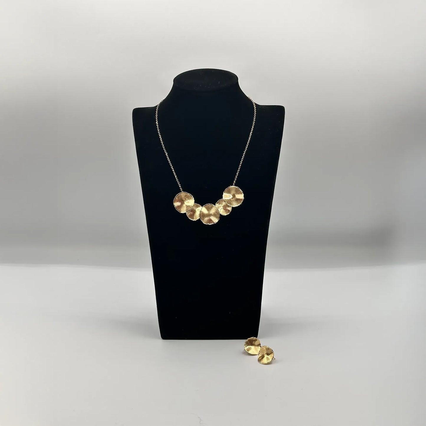 Orecchini artigianali in argento tondi design irregolare