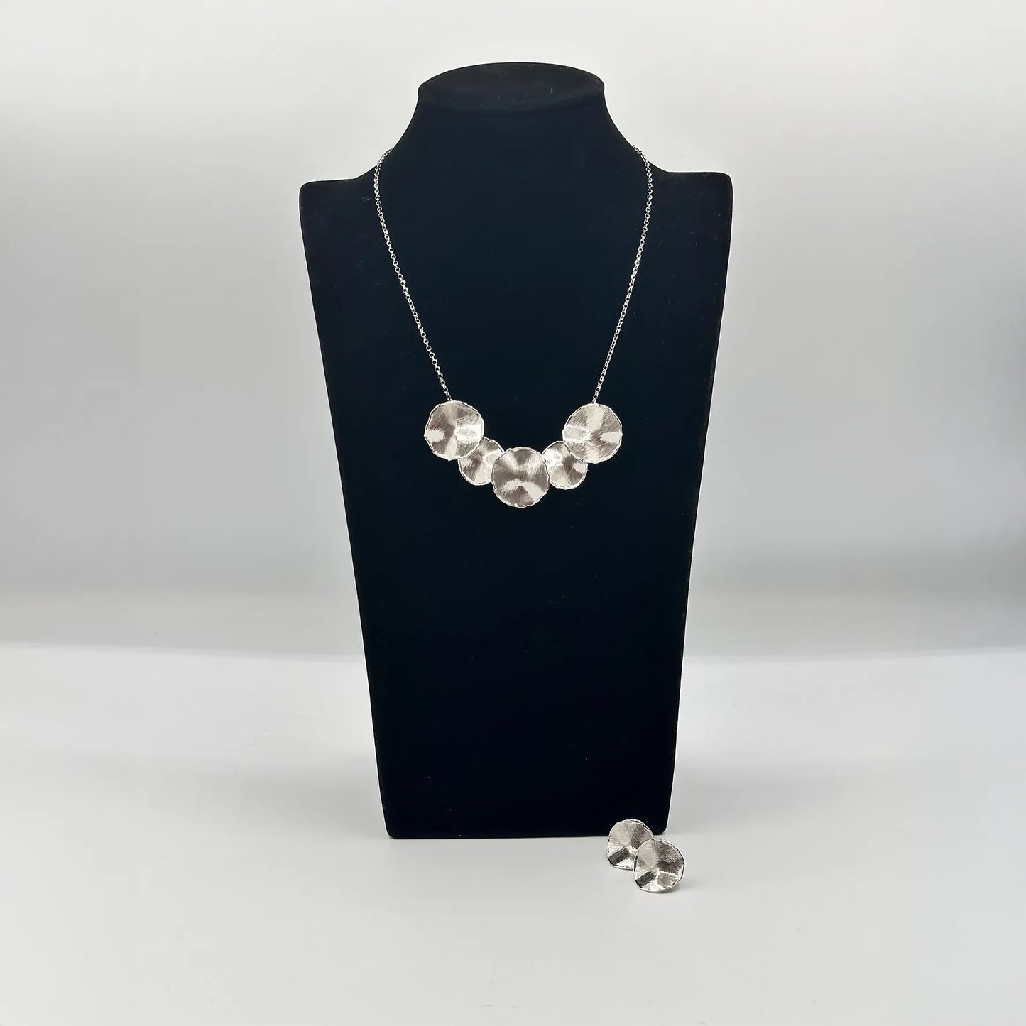 Orecchini artigianali in argento tondi design irregolare