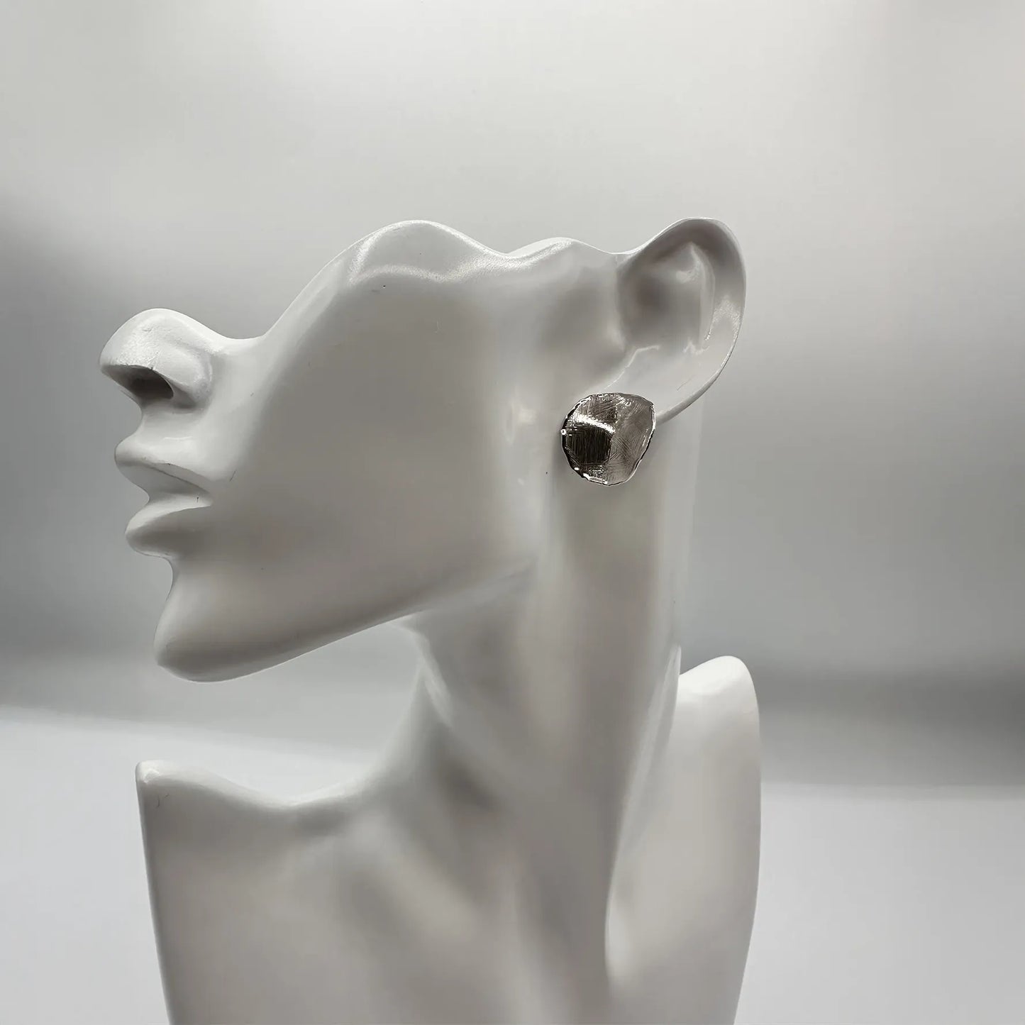 Orecchini artigianali in argento tondi design irregolare