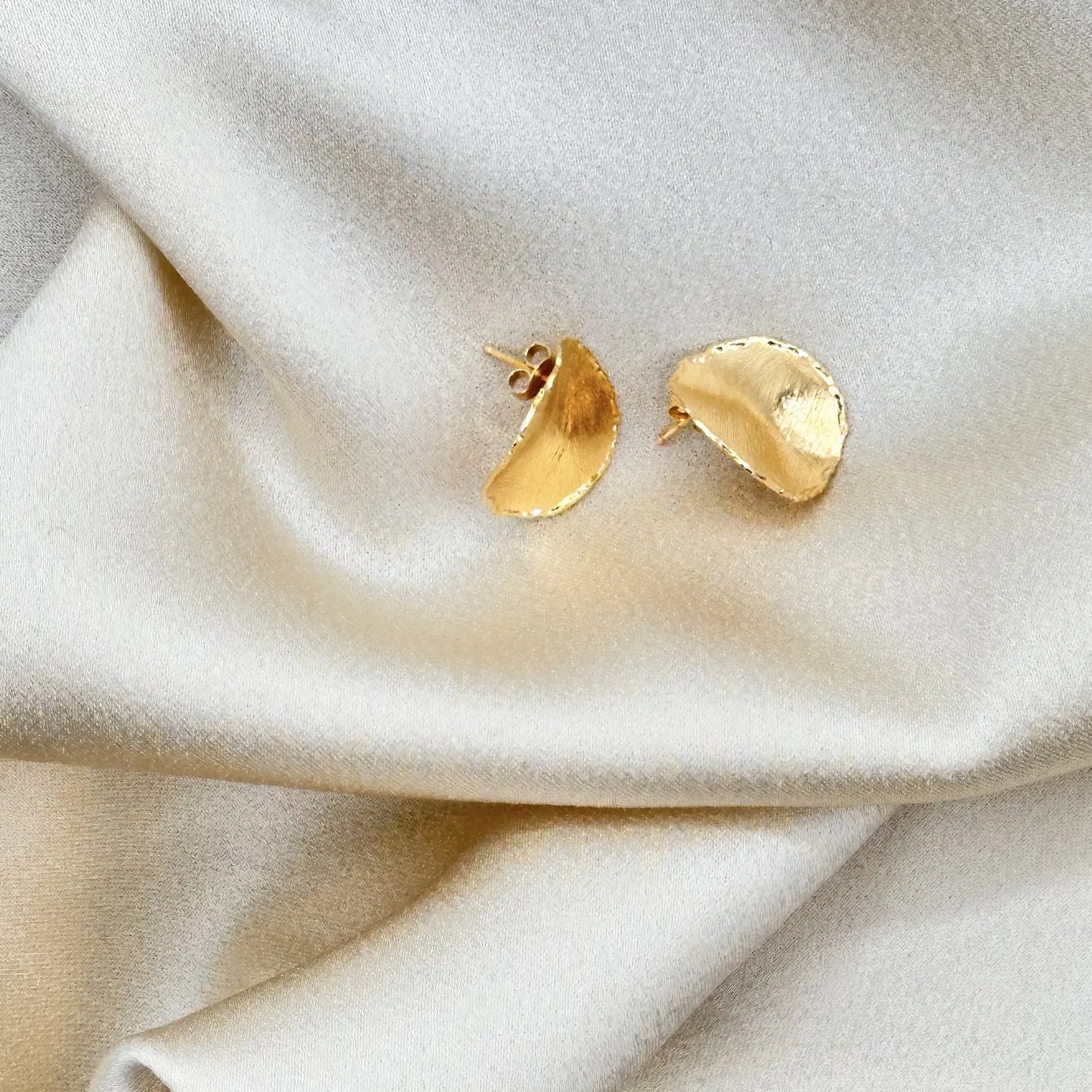 Orecchini artigianali in argento tondi design irregolare