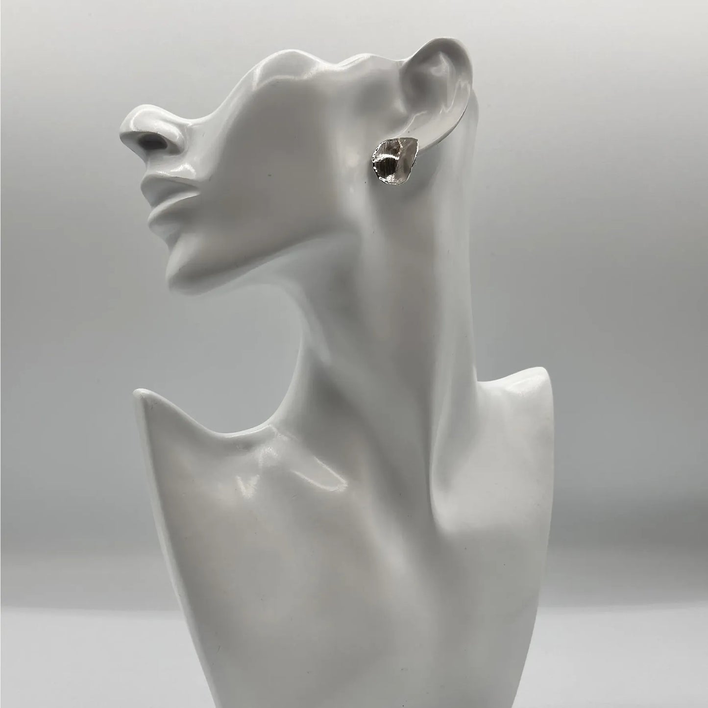 Orecchini artigianali in argento tondi design irregolare