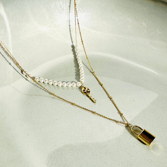 Collana multilivello in argento con perle di fiume lucchetto e chiave pendente