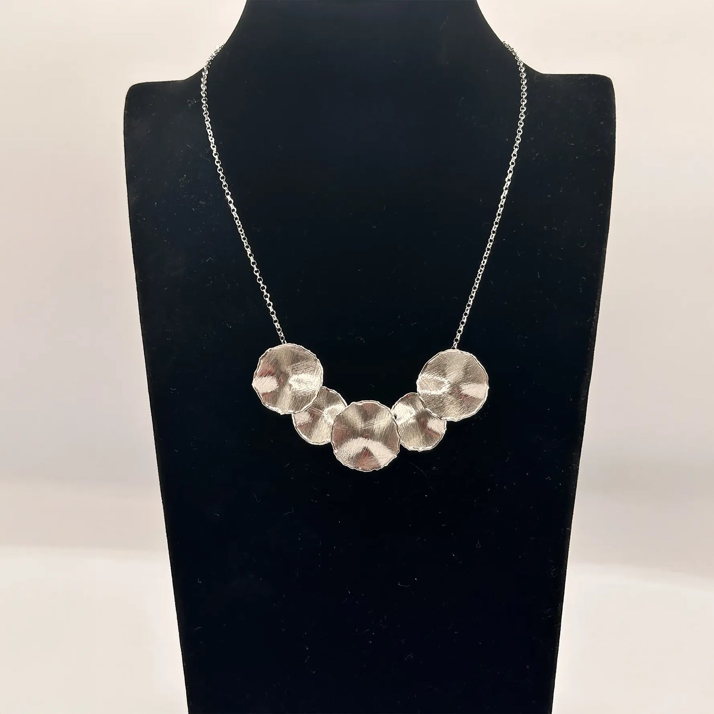 Collana con petali in oro e argento